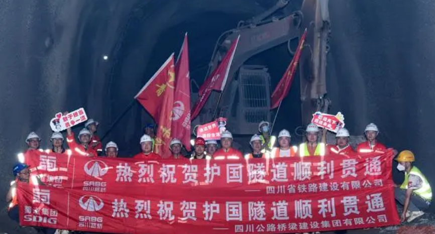 隆黃鐵路隆敘段擴(kuò)能改造工程全線最長隧道貫通
